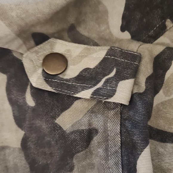 Grey camo mock neck jacket nwt - Picture 4 of 10